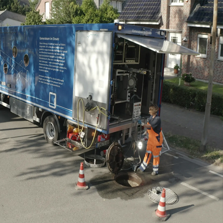 sal Fuhrpark-Inspektionsfahrzeug bei der Arbeit