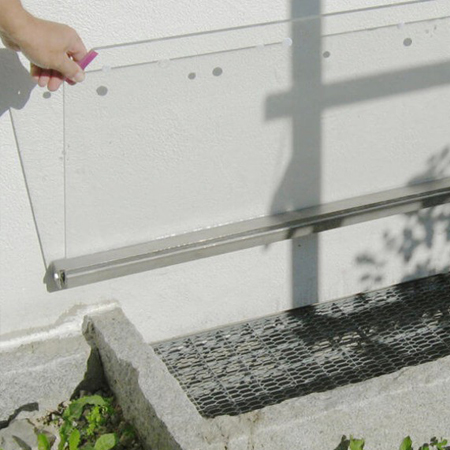 Foto einer Lichtschachtabdeckung, die den Schacht vollständig abdeckt und Wasser zurückhält.