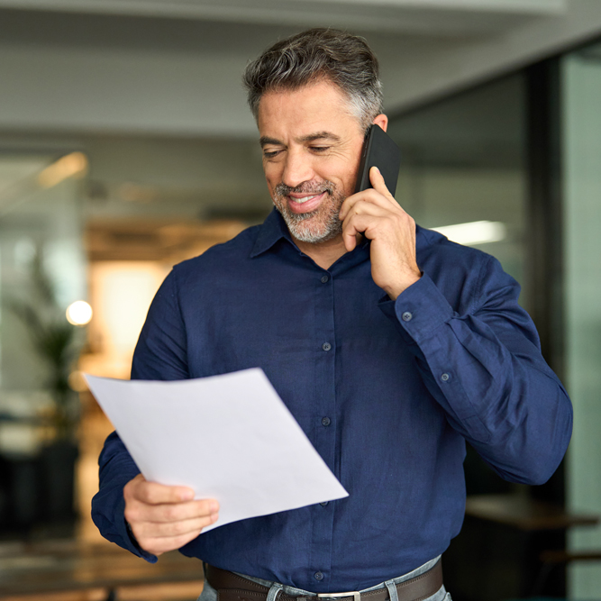 Mann telefoniert mit Brief in der Hand | SAL